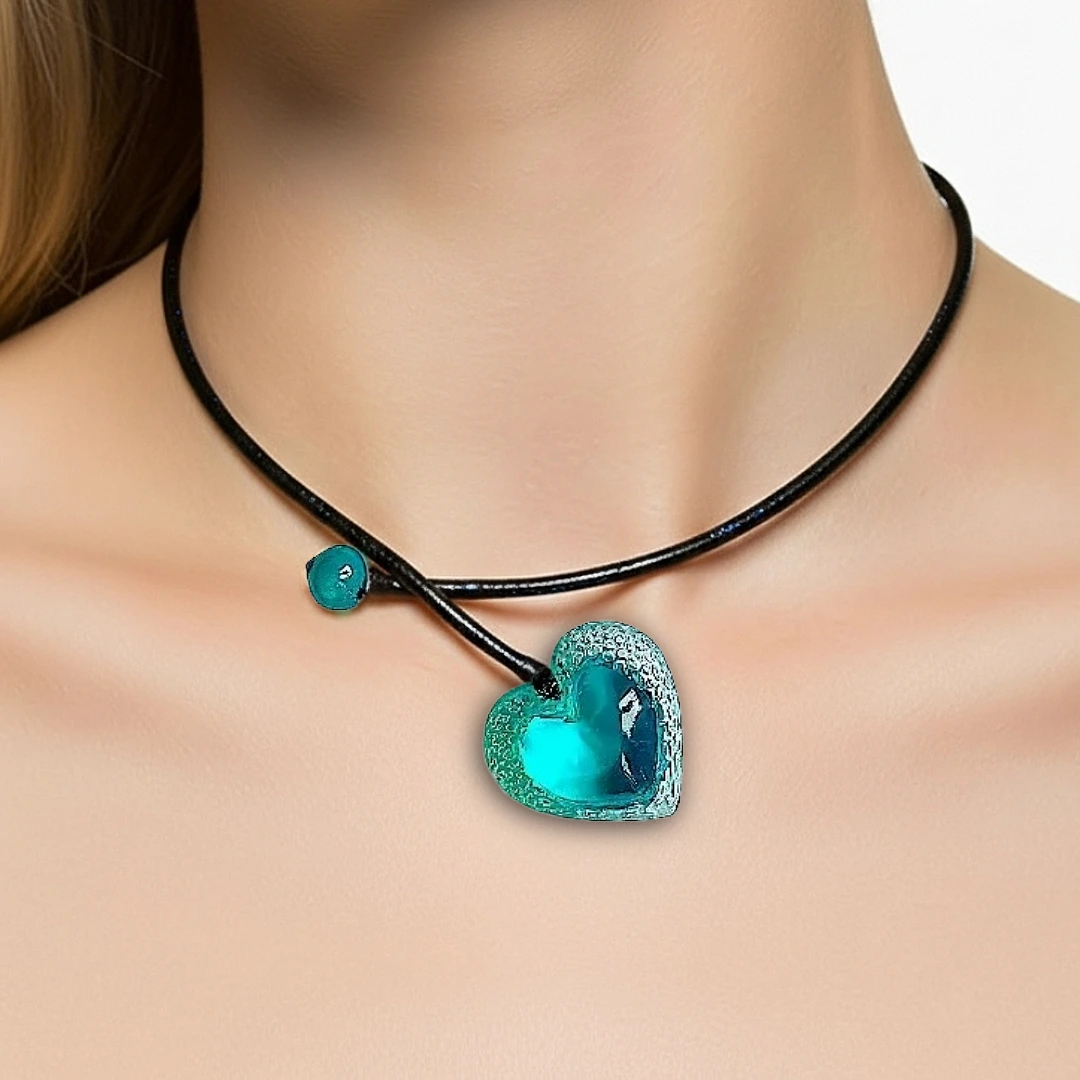 Collier Cœur Voronoï bleu avec pendentif en résine et cordon en cuir noir, bijou artisanal français