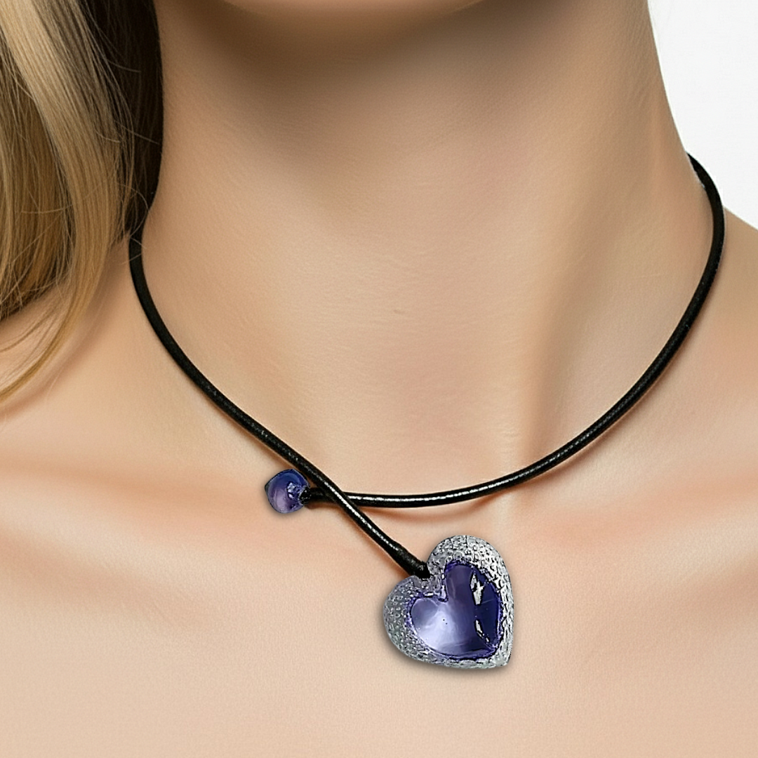 Collier Cœur Voronoï violet avec pendentif en résine et cordon en cuir noir, bijou artisanal français