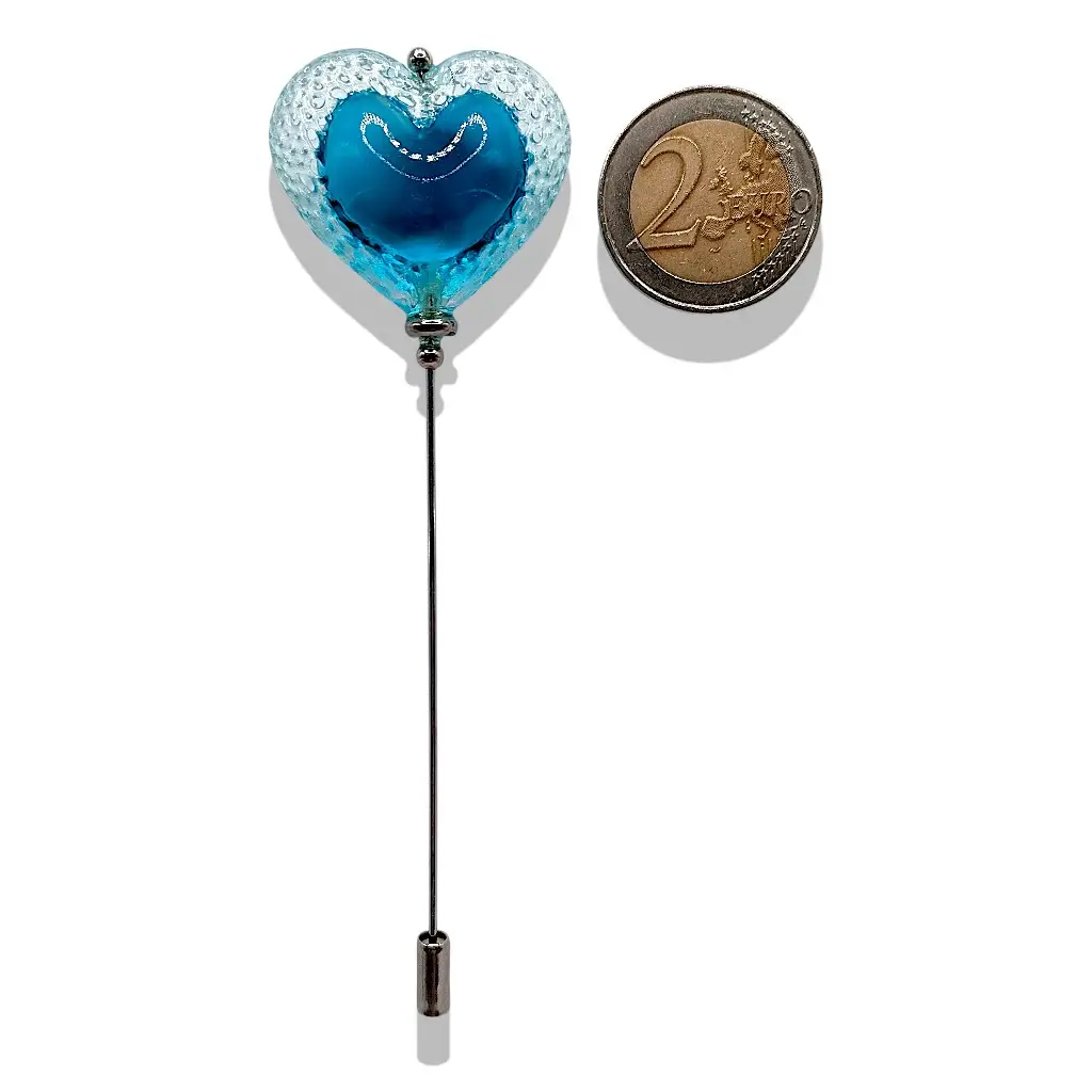 Fibule cœur Voronoï bleue en résine comparée à une pièce de 2 euros