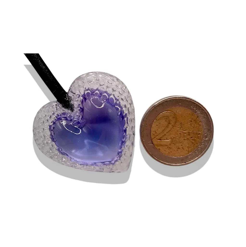 Grand pendentif cœur Voronoï violet en résine avec pièce de 2 euros utilisée comme repère de dimensions
