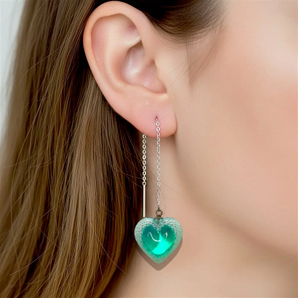 boucles d’oreilles cœur voronoï bleues portées