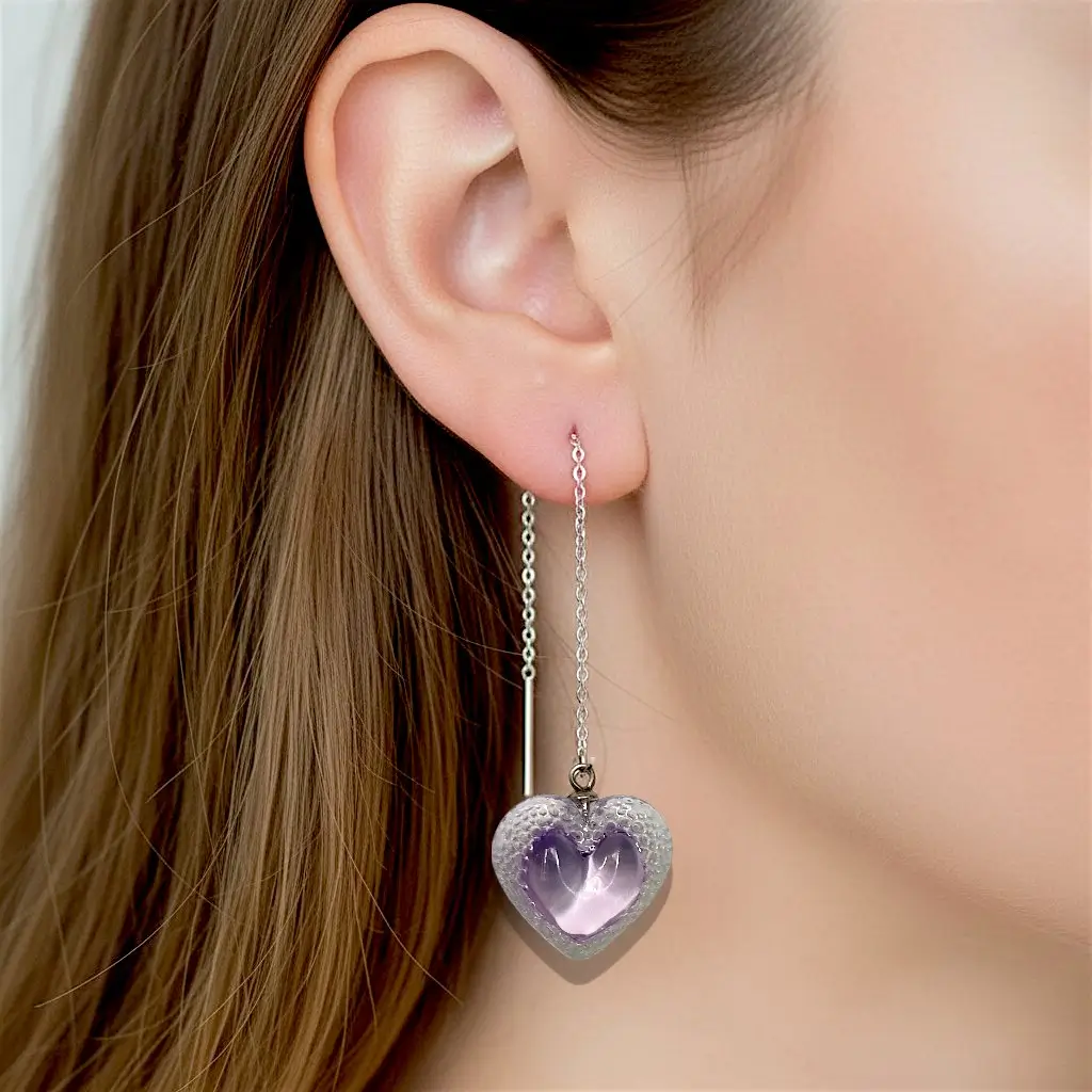 boucles d’oreilles cœur voronoï violettes portées