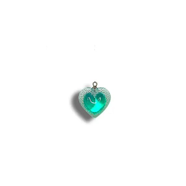Gros plan sur le pendentif des Boucles d'oreilles chaîne fine Cœur Voronoï bleu transparent en résine et acier inoxydable, fait main en France
