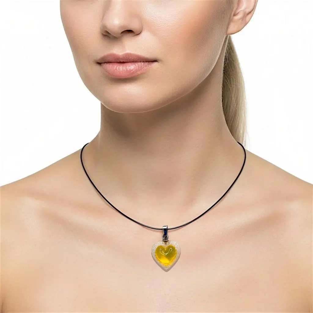Femme portant un collier cœur Voronoï jaune avec lien en cuir fin et rallonge en acier inoxydable