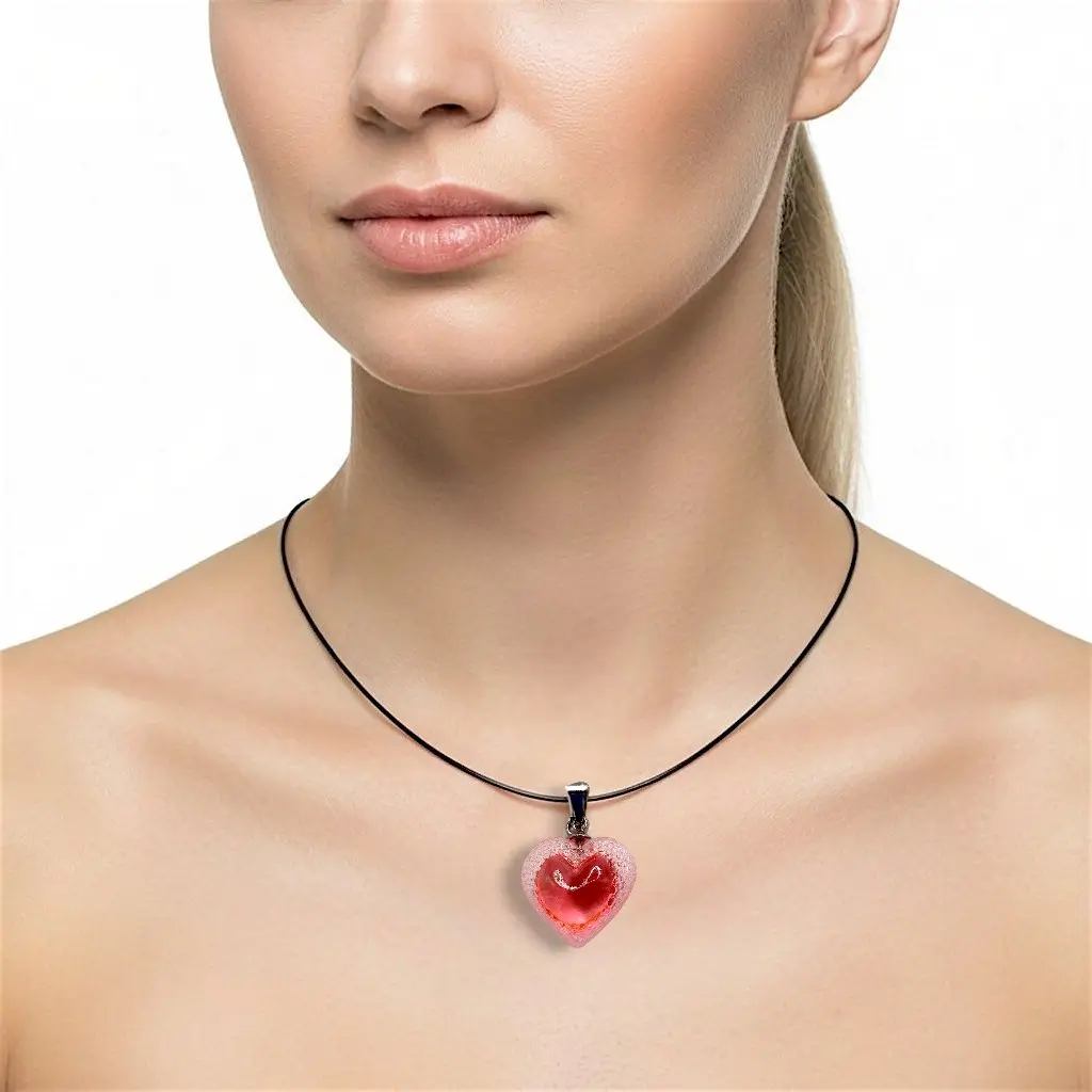 Modèle portant un collier cœur Voronoï rose avec lien en cuir fin et finition en acier inoxydable