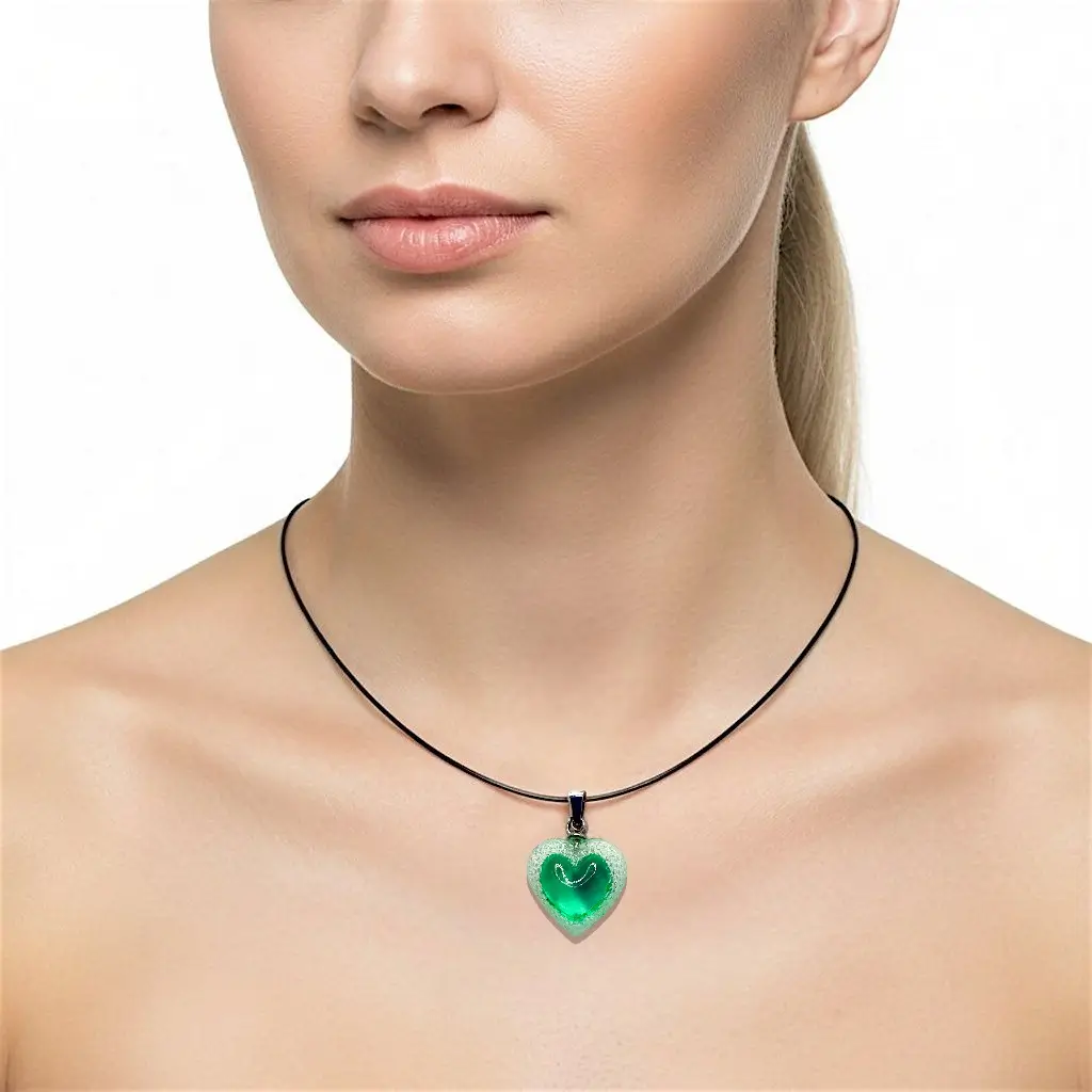 Femme portant un collier cœur Voronoï vert avec cordon en cuir fin et chaîne de rallonge en acier inoxydable