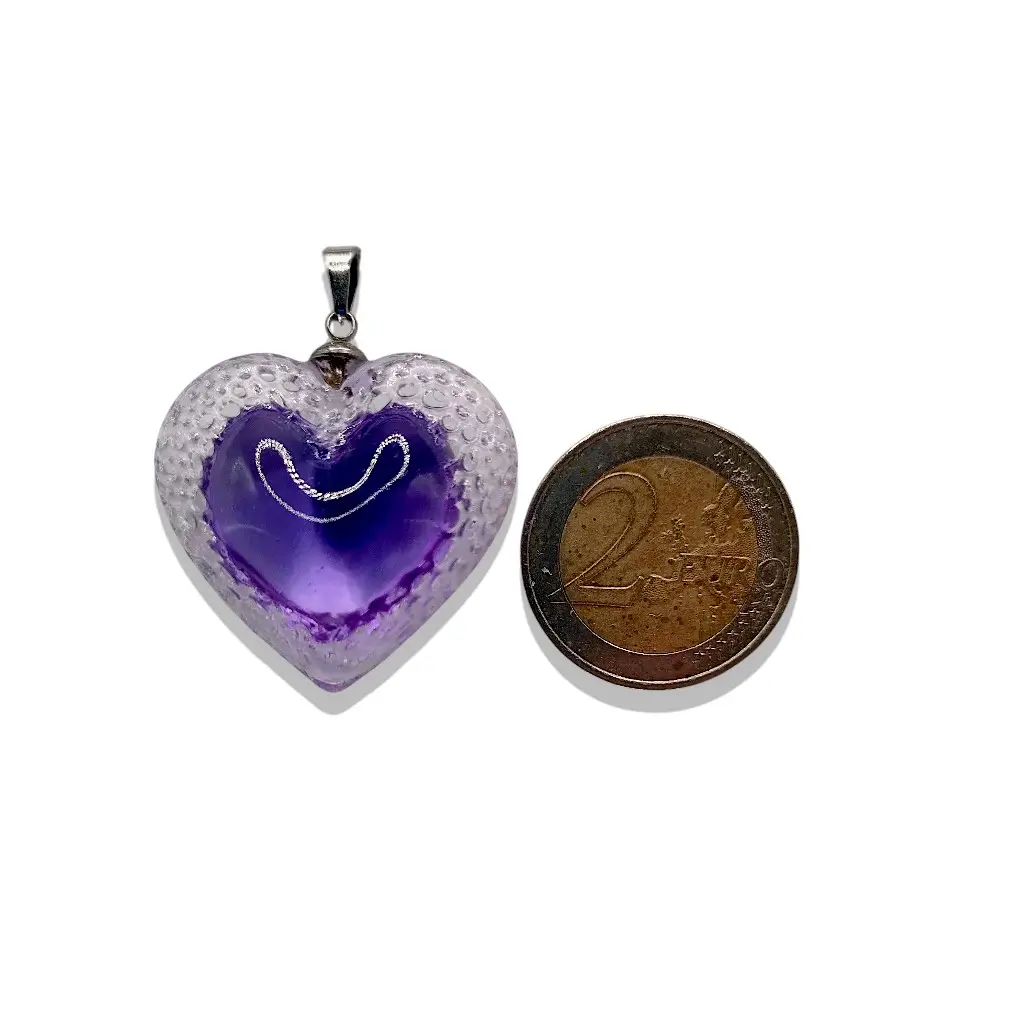 Grand pendentif cœur Voronoï violet placé près d’une pièce de 2 euros pour comparer la taille