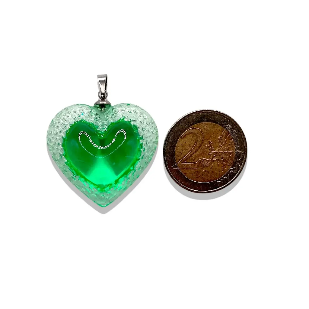 Grand pendentif cœur Voronoï vert accompagné d’une pièce de 2 euros pour visualiser les dimensions