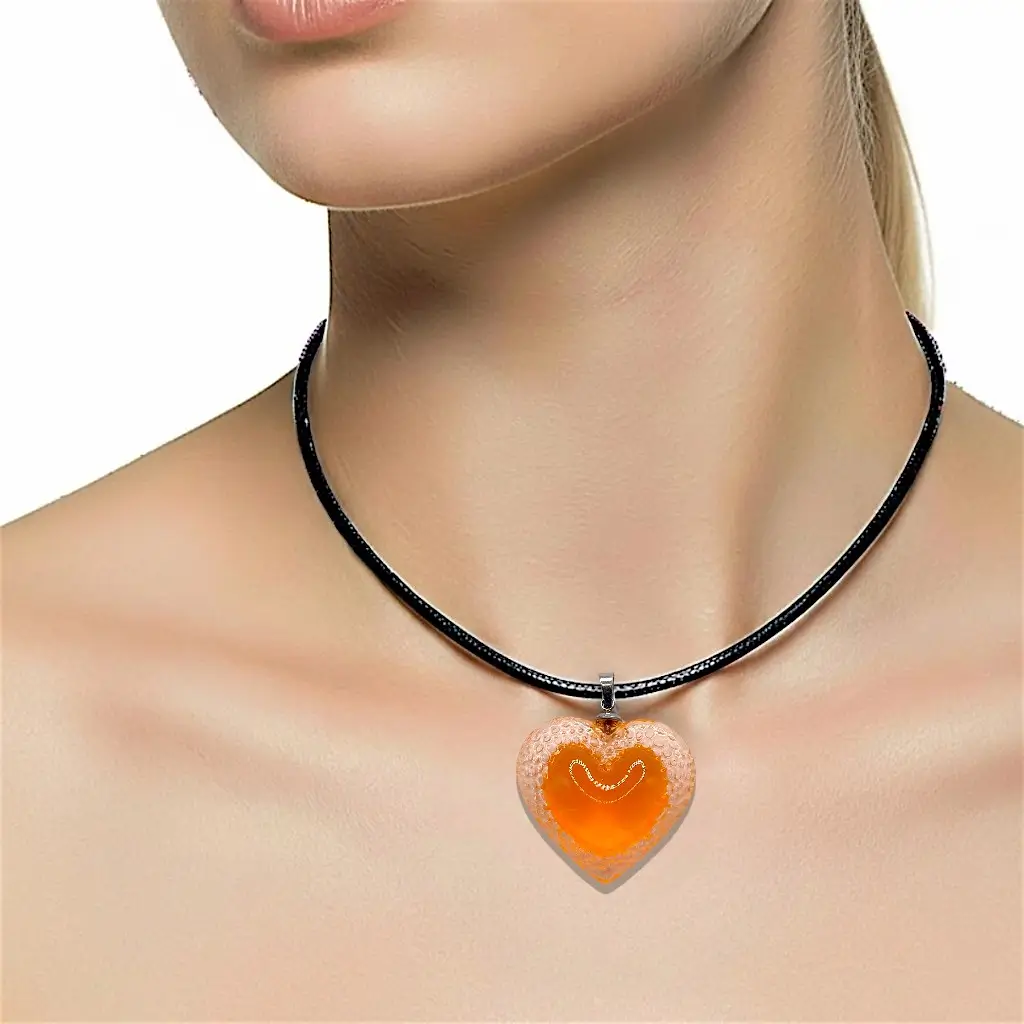 Femme portant un grand collier cœur Voronoï orange avec cordon en cuir noir de 3 mm