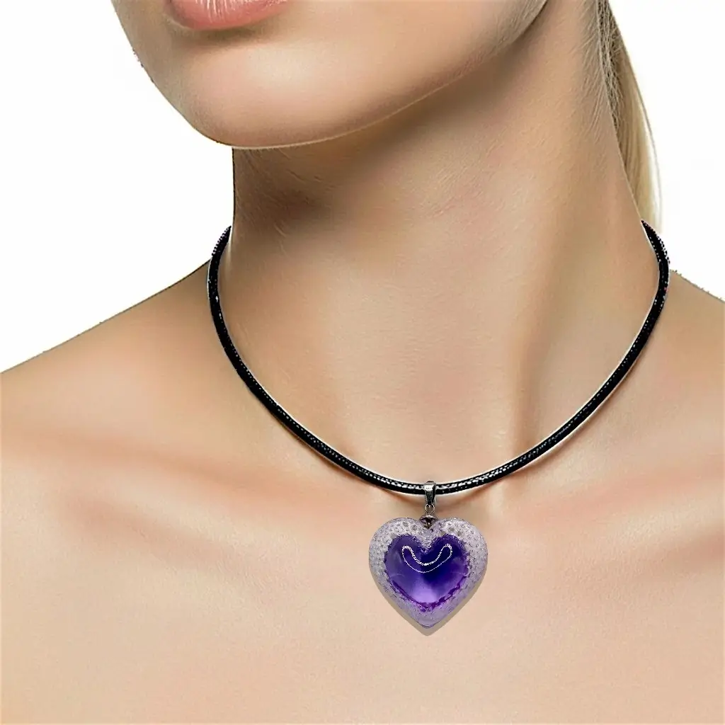 Modèle portant un grand collier cœur Voronoï violet avec lien en cuir noir de 3 mm