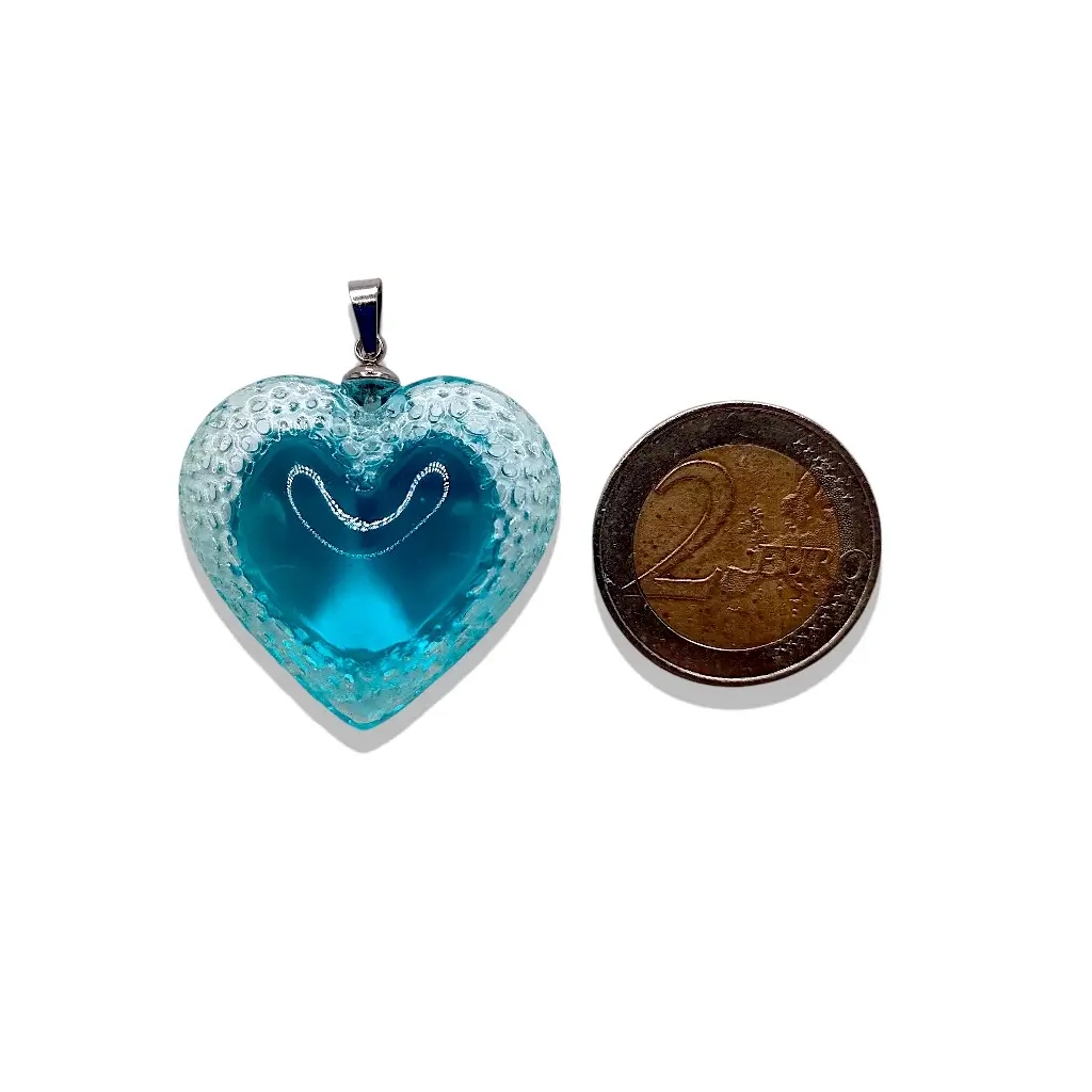 Grand pendentif cœur Voronoï bleu présenté à côté d’une pièce de 2 euros pour visualiser les dimensions
