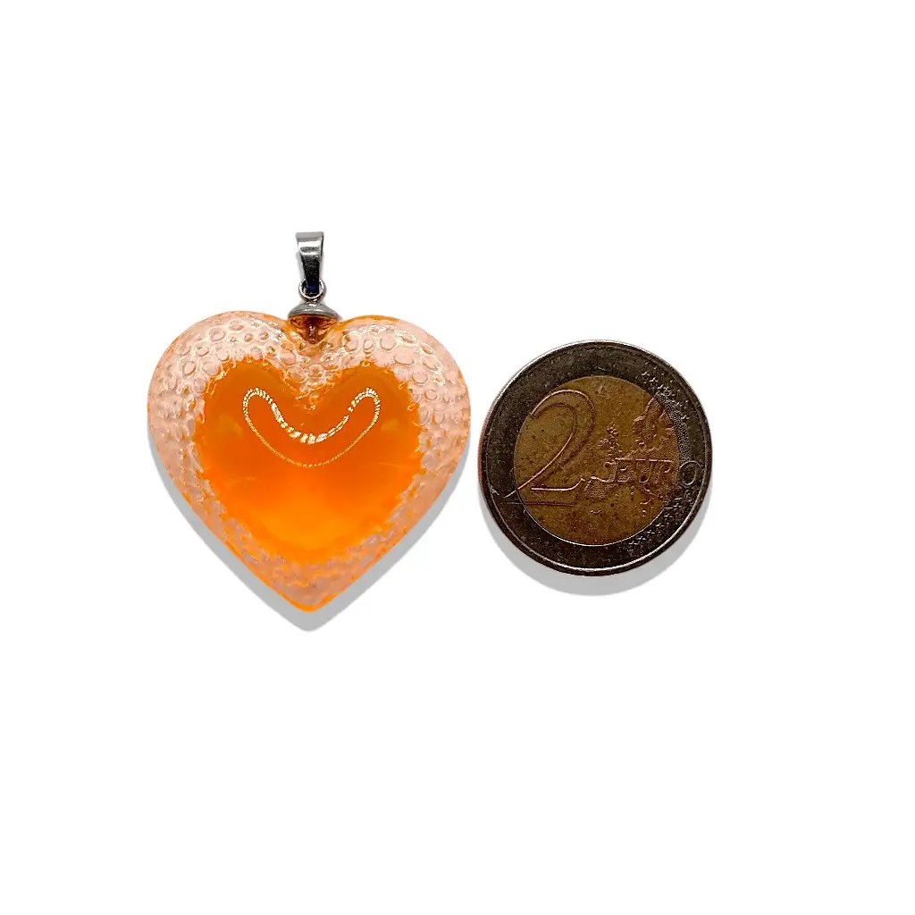 Grand pendentif cœur Voronoï orange présenté avec une pièce de 2 euros pour montrer les dimensions