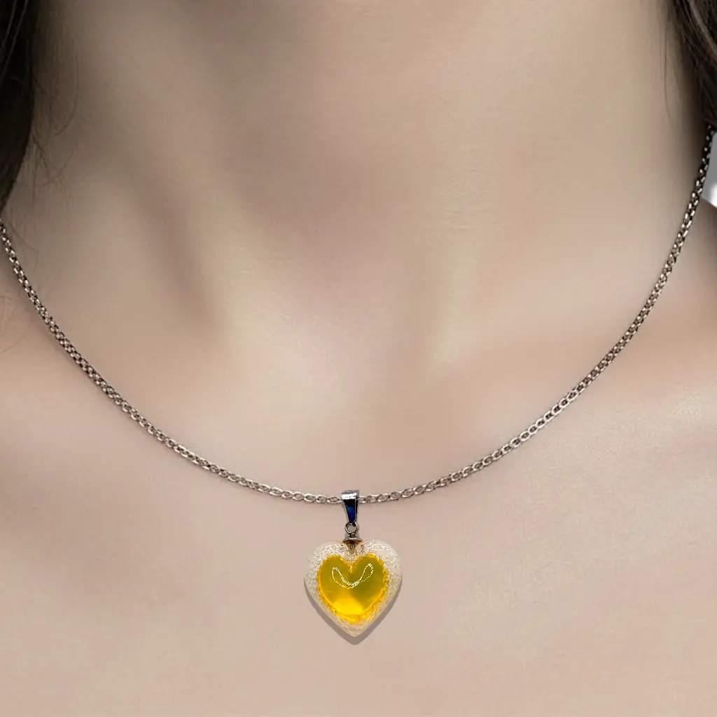 Femme portant un collier cœur Voronoï jaune en résine avec pendentif géométrique moderne