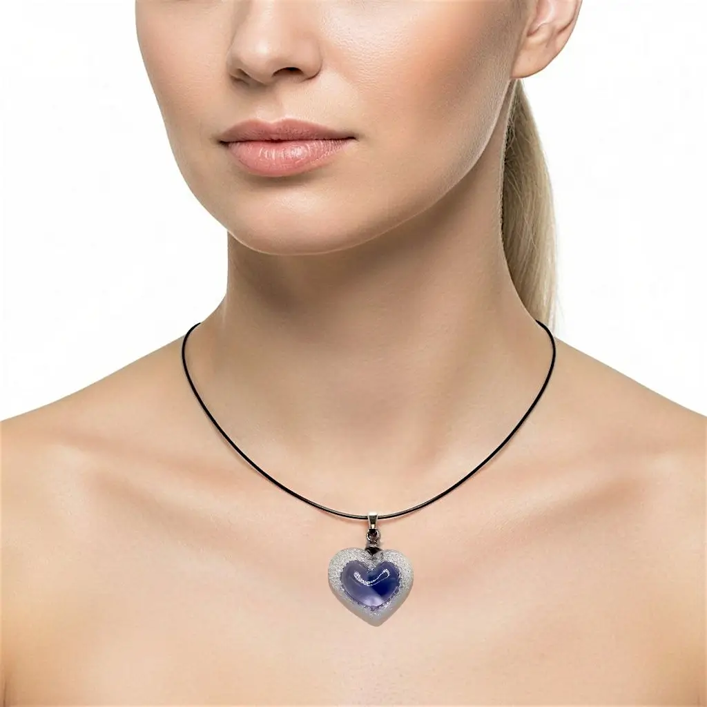 Modèle portant un collier cœur Voronoï violet avec cordon en cuir fin et finition en acier inoxydable