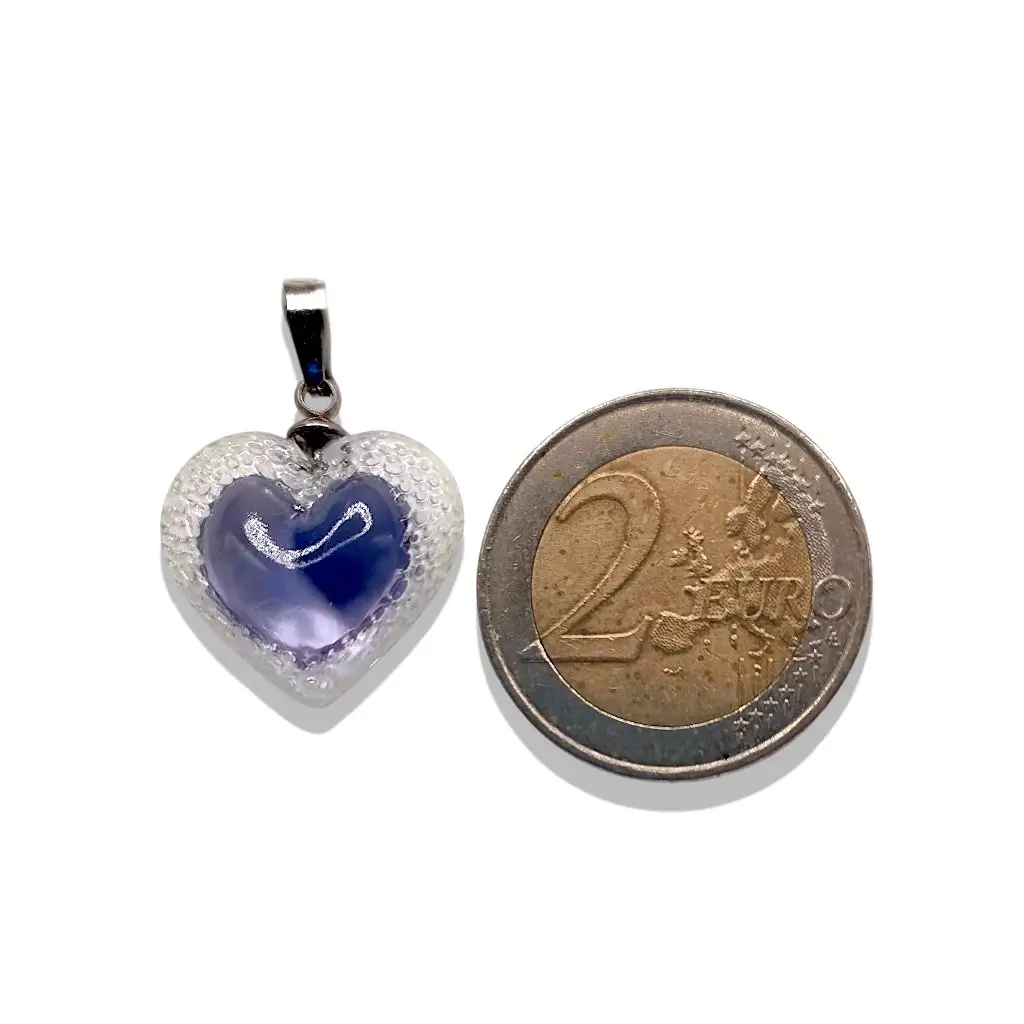 Pendentif cœur Voronoï violet comparé à une pièce de 2 euros pour montrer les dimensions du bijou