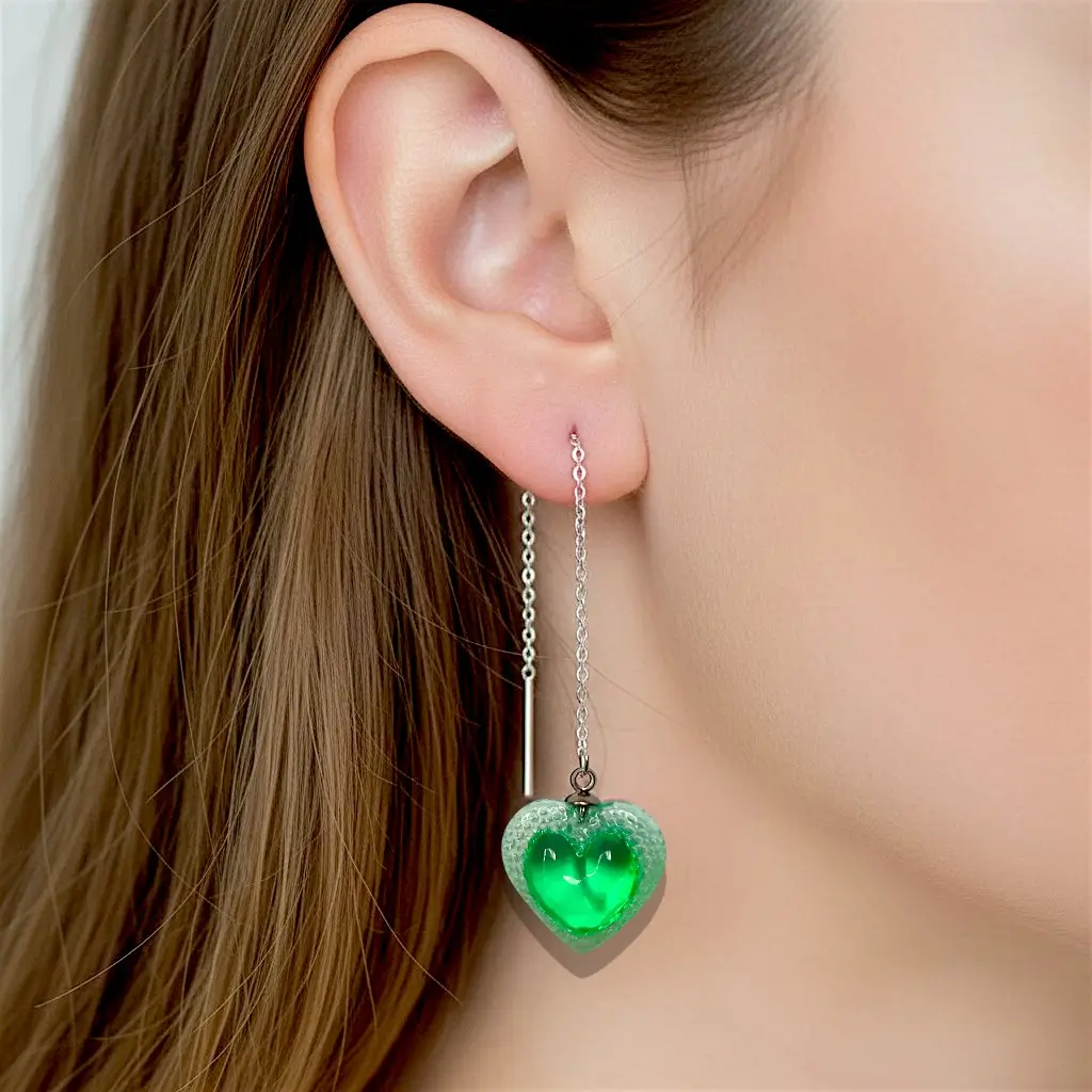 boucles d’oreilles cœur voronoï vertes portées
