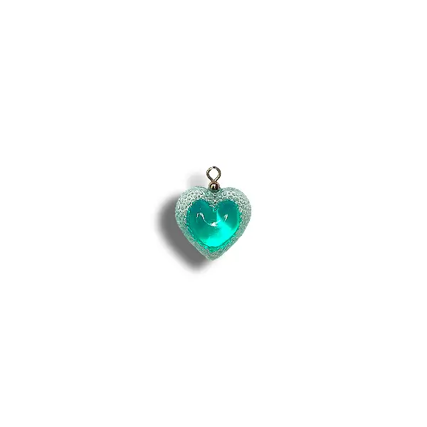 Gros plan sur les boucles d'oreilles avec pendentifs cœur Voronoi bleu, révélant les détails du design