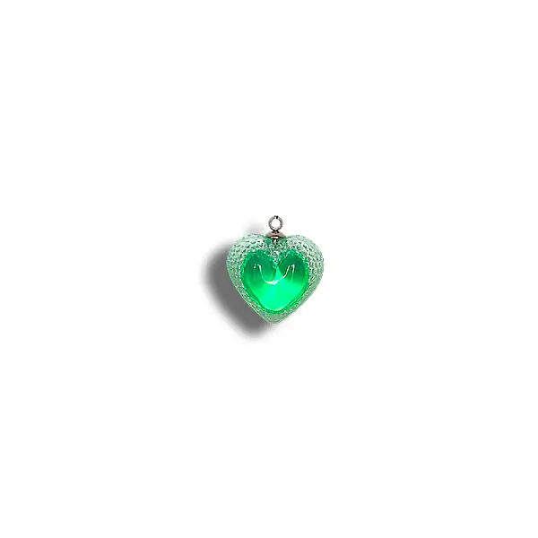 Gros plan sur pendentif cœur Voronoï vert, réalisé en résine et acier inoxydable