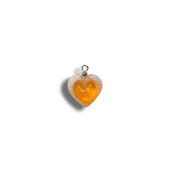 Gros plan sur les boucles d'oreilles Long Crochet Cœur Voronoï en résine orange