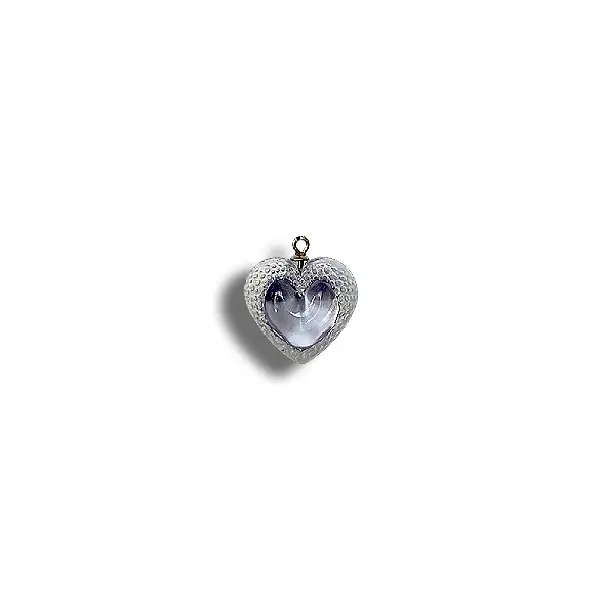 Gros plan sur le pendentif des boucles d'oreilles Long Crochet Cœur Voronoï en résine violette