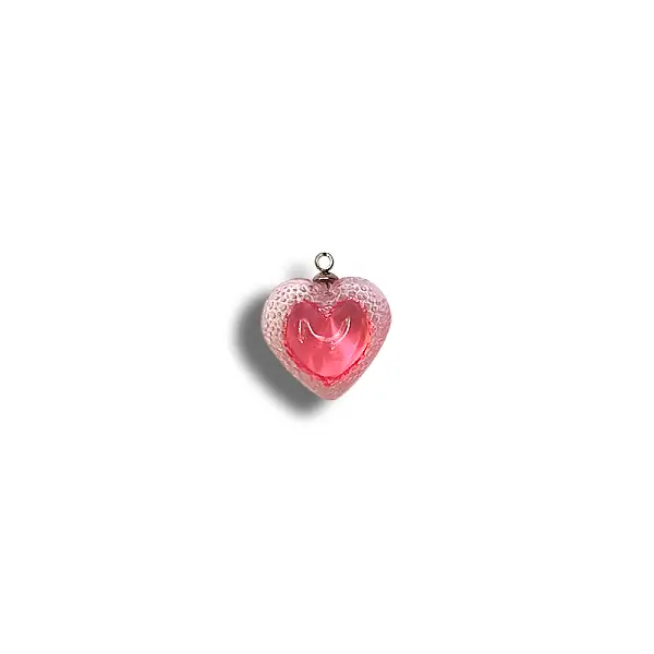 Détail d'une paire de boucles d'oreilles long crochet avec pendentif Cœur Voronoï rose en résine