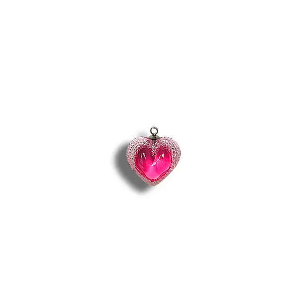 Gros plan sur le pendentif en forme de cœur Voronoï couleur cherry, réalisé en résine