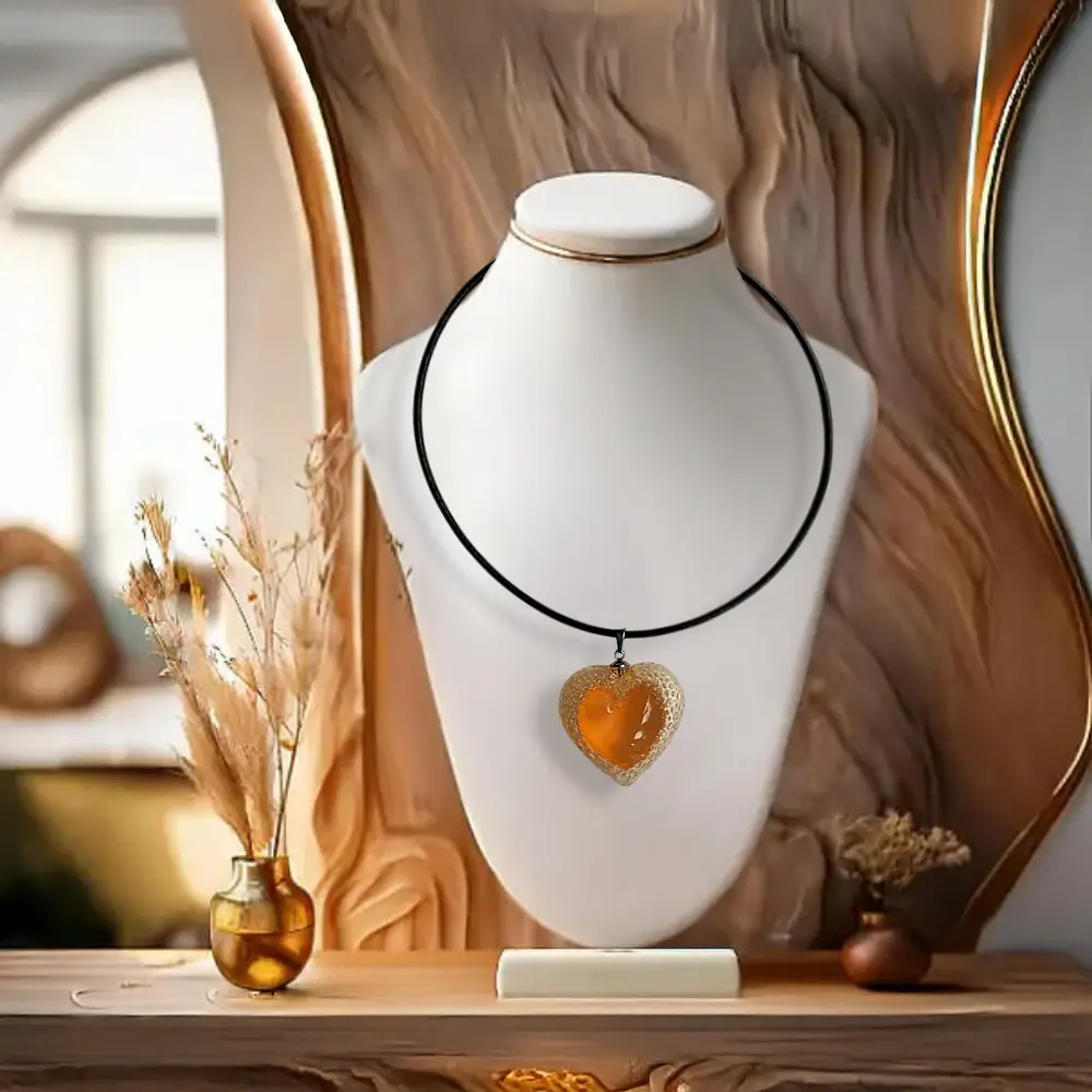 Collier en cuir noir 3 mm avec pendentif cœur Voronoi orange, alliant technologie 3D et savoir-faire artisanal, sur un présentoir élégant
