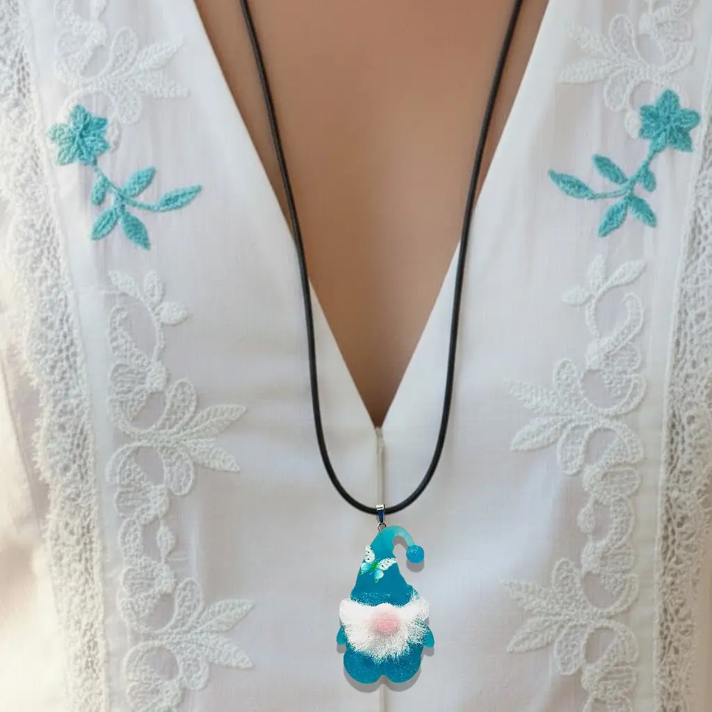 Collier Gnome bleu porté avec barbe et nez en feutre sur lien réglable