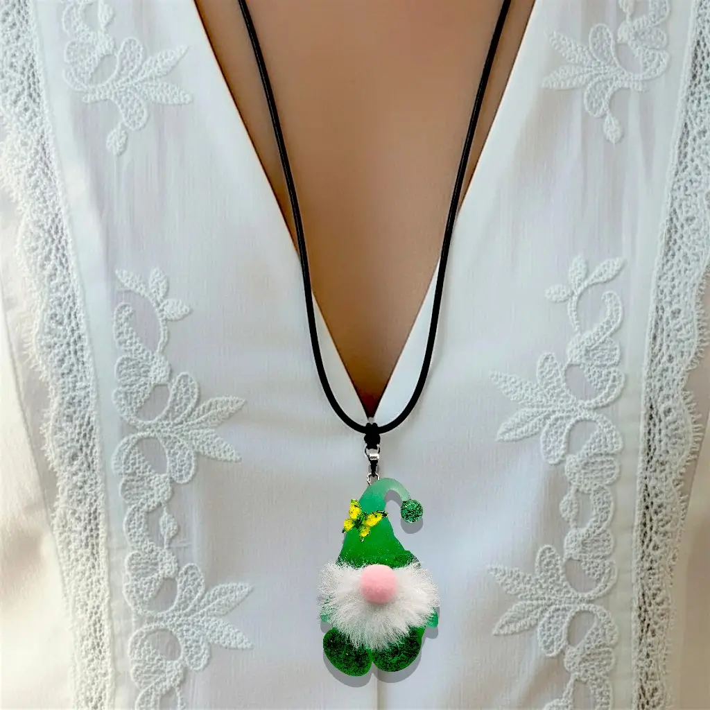 Collier Gnome vert porté avec barbe et nez en feutre sur lien réglable