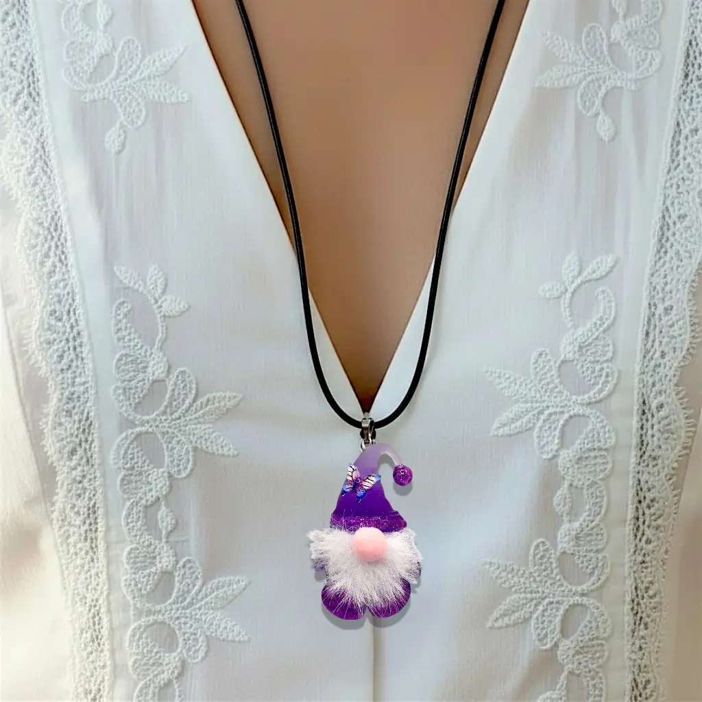 Collier Gnome violet porté avec barbe, nez en feutre et papillon sur lien réglable