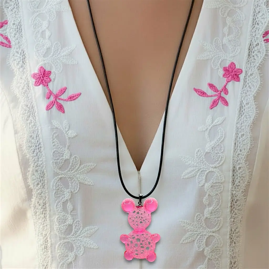 Collier Nounours rose en résine imprimée en 3D porté sur cordon coton ciré noir réglable avec nœud coulissant
