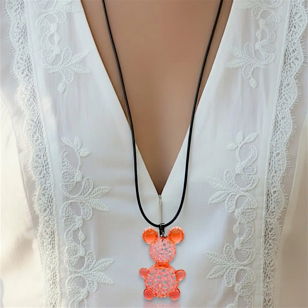 Collier Nounours orange en résine imprimée en 3D porté sur lien coton ciré noir réglable