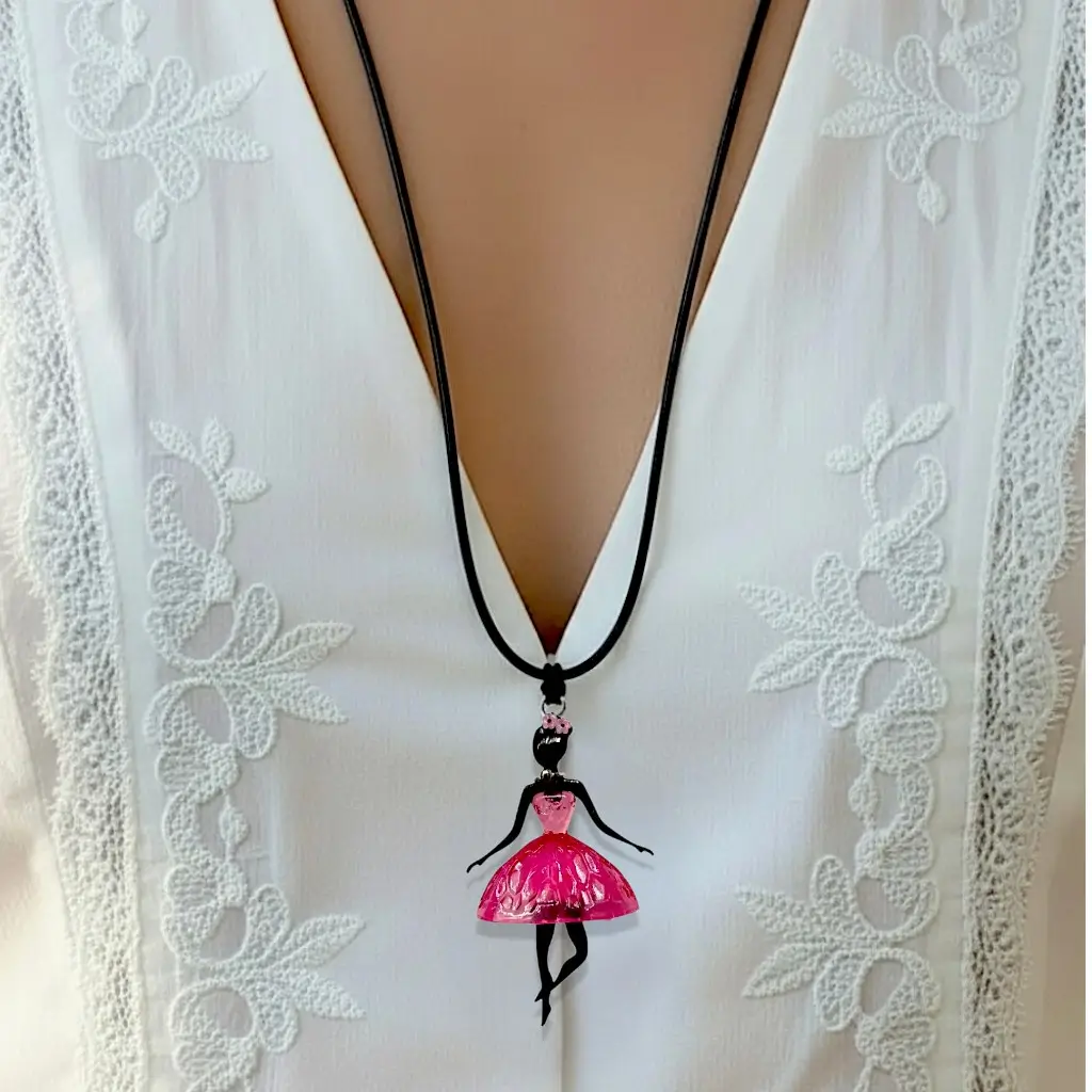 Collier Pépette Cherry porté sur fil coton ciré ajustable avec pendentif en résine