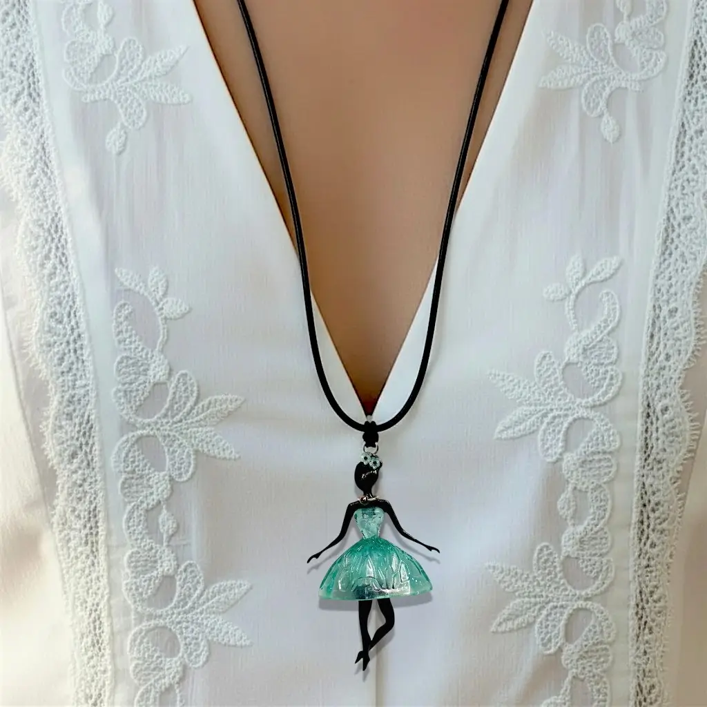 Collier Pépette bleue/verte porté, bijou fantaisie en impression 3D