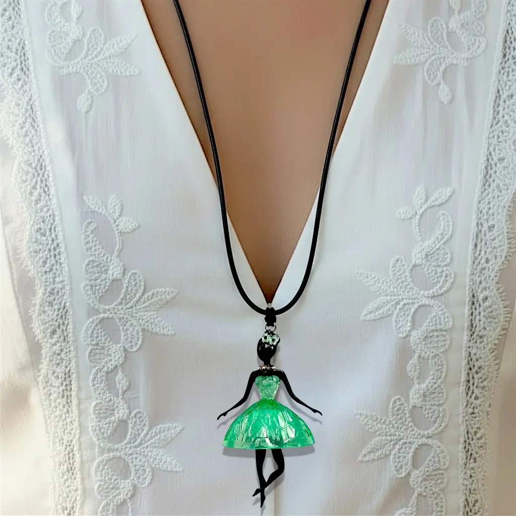 Collier Pépette verte porté sur lien coton ciré ajustable