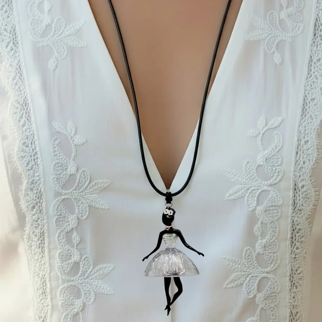 Collier Pépette violet/gris porté sur lien en coton ciré réglable