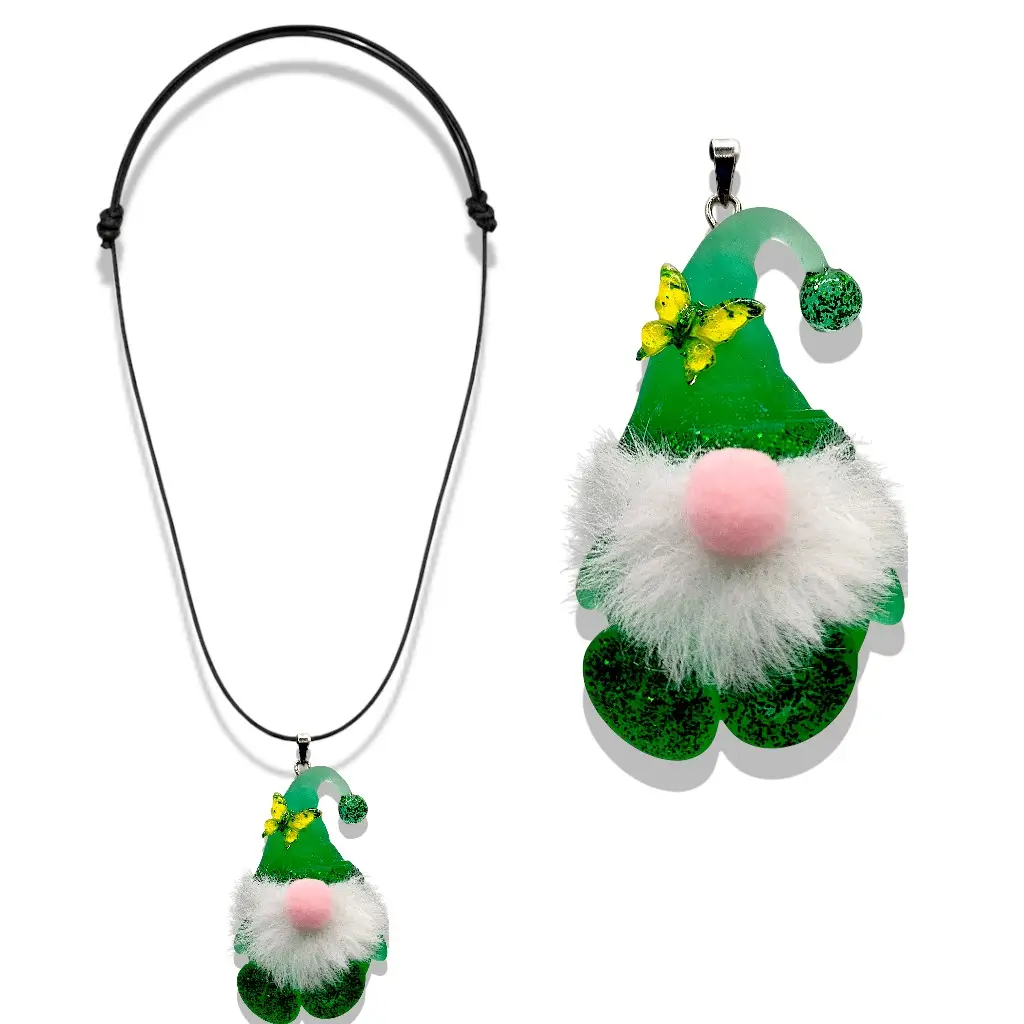 Gros plan sur le pendentif Gnome vert avec barbe douce et nez en feutre