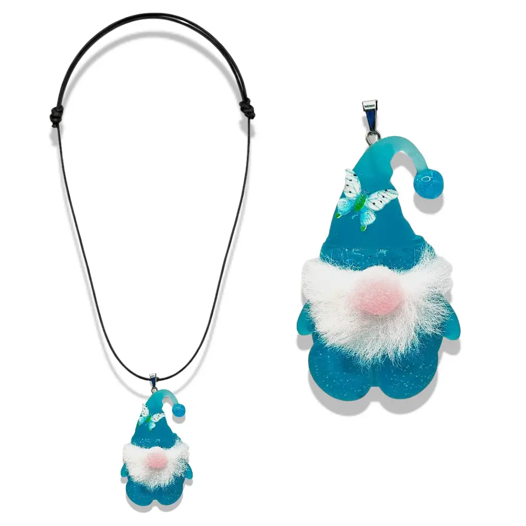 Gros plan sur le pendentif Gnome bleu avec barbe douce et nez en feutre
