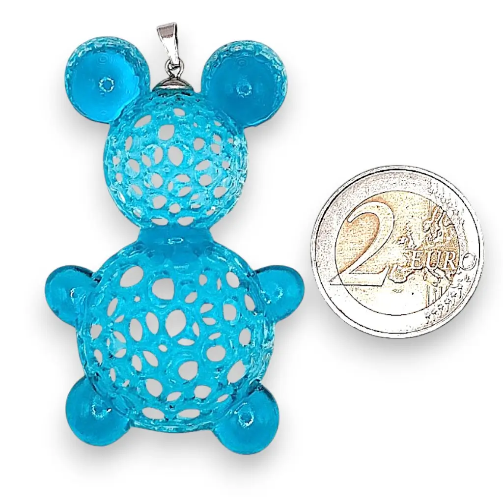 Pendentif Nounours Voronoï bleu vert en résine avec pièce de 2 euros à côté pour montrer la taille réelle