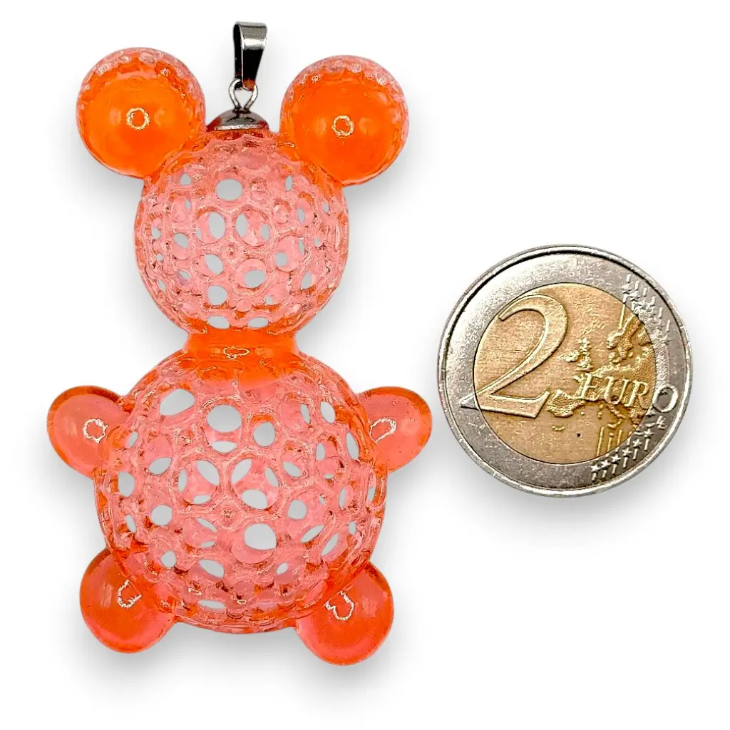 Pendentif Nounours orange en résine avec pièce de 2 euros pour comparaison de taille