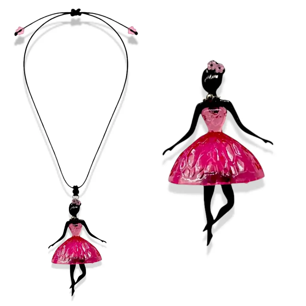 Gros plan sur le pendentif Pépette Cherry avec robe cherry et cheveux décorés de fleurs