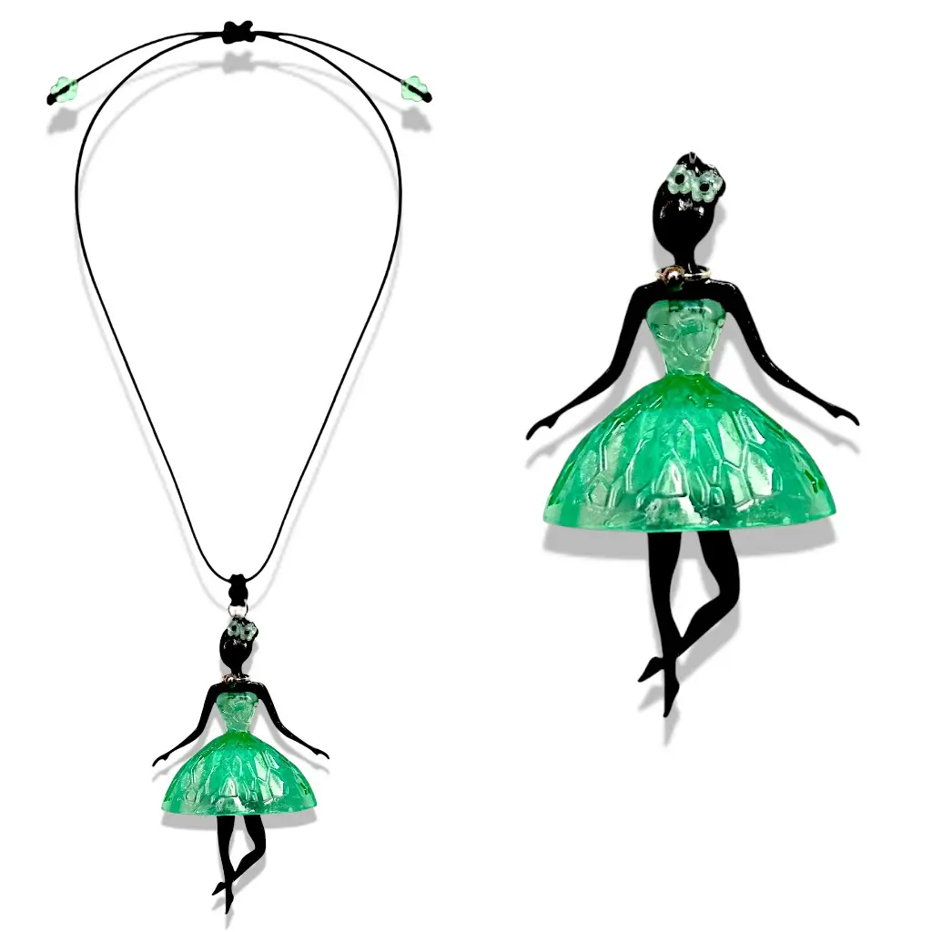 Gros plan sur le pendentif Pépette verte en résine avec robe verte et cheveux décorés