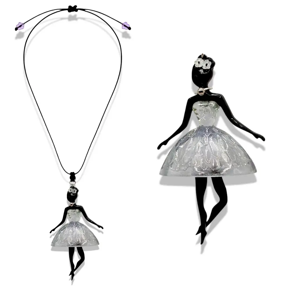 Gros plan sur le pendentif Pépette violet/gris en résine avec robe et cheveux décorés