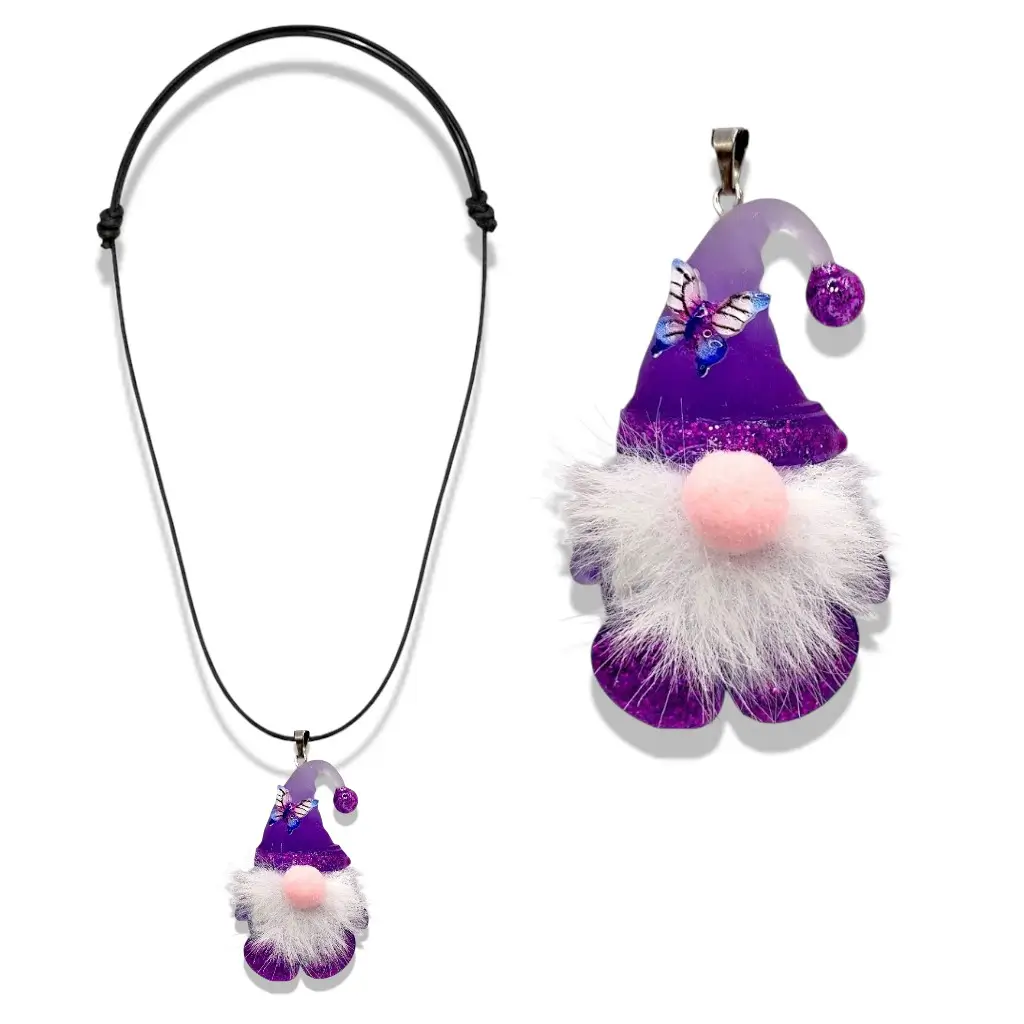 Collier Gnome violet porté avec barbe, nez en feutre et papillon sur lien réglable