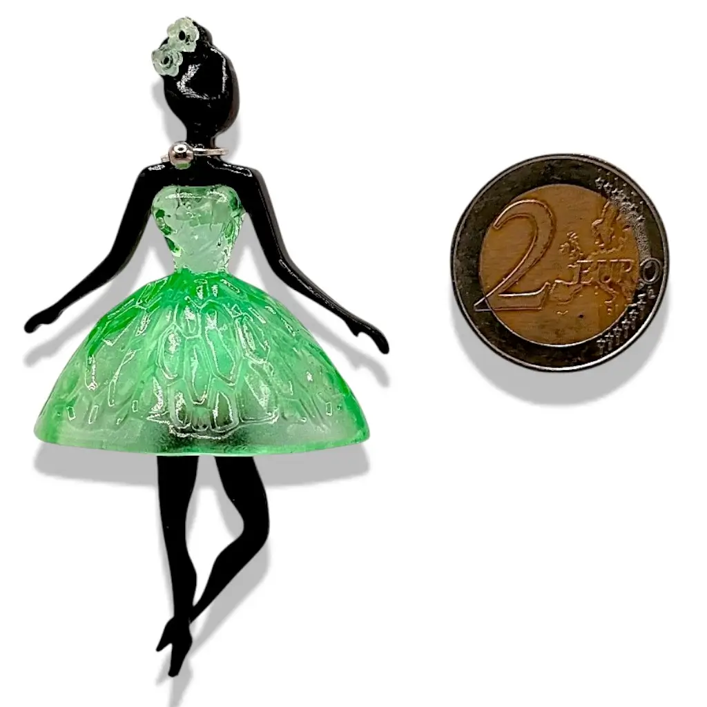 Pendentif Pépette verte en résine placé à côté d’un objet pour montrer les dimensions