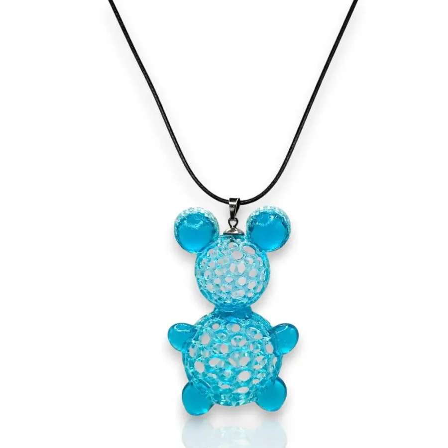Détail du pendentif nounours bleu et vert en résine avec motif Voronoï imprimé en 3D