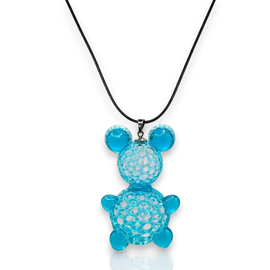 Détail du pendentif nounours bleu et vert en résine avec motif Voronoï imprimé en 3D