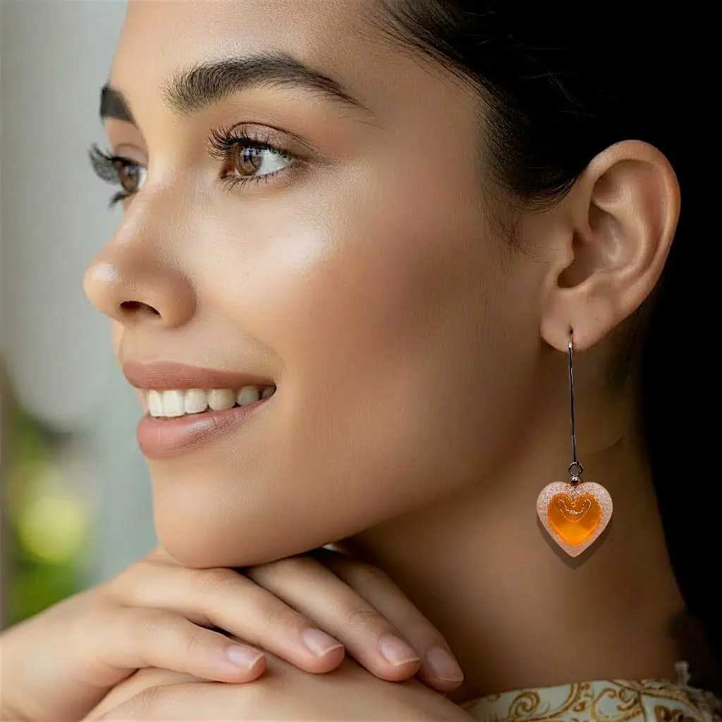 boucles d’oreilles cœur voronoï orange long crochet portées en extérieur