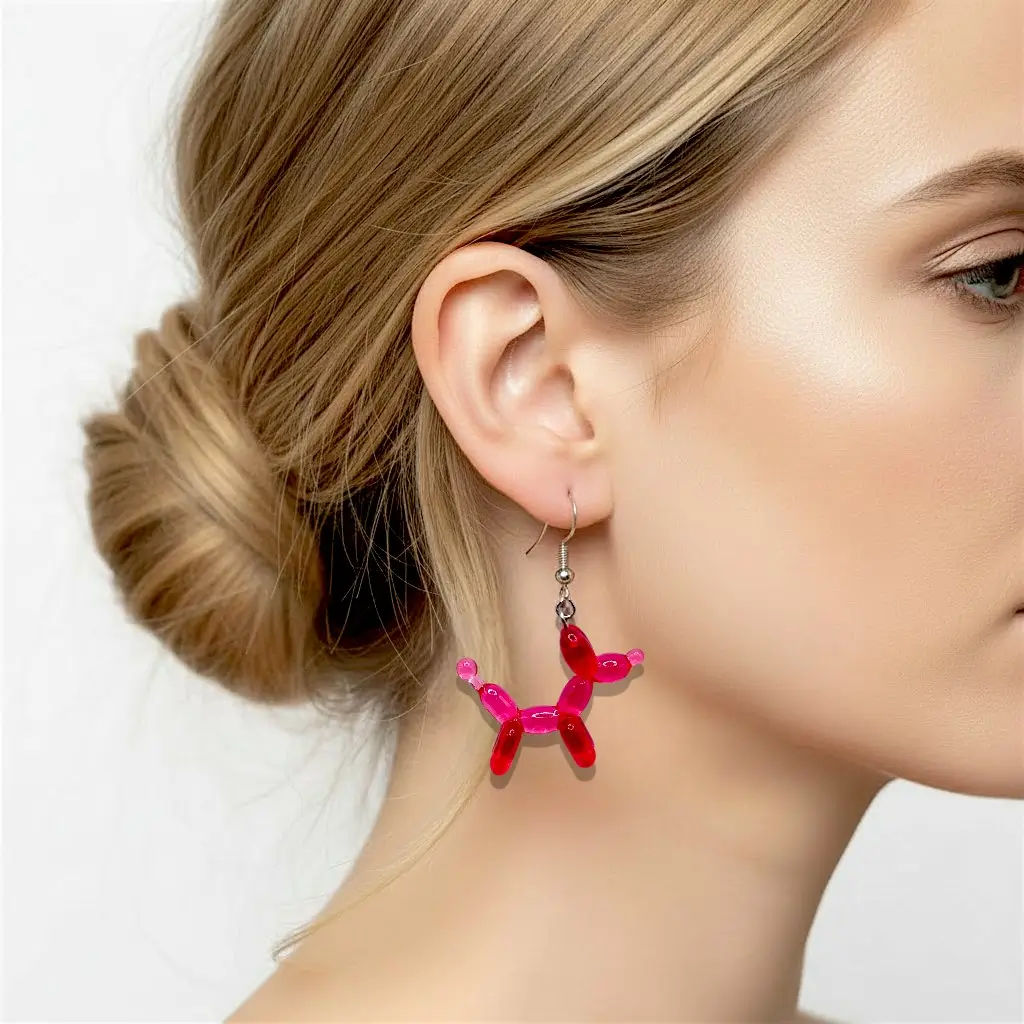 Boucles d’oreilles chien ballon cherry portées par une femme, résine brillante et attache acier inoxydable
