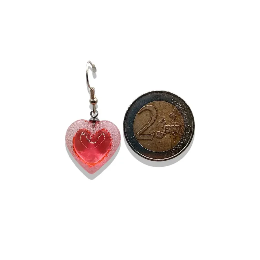 Boucles d’oreilles crochets rose petit modèle avec pièce de 2 euros pour comparaison de taille